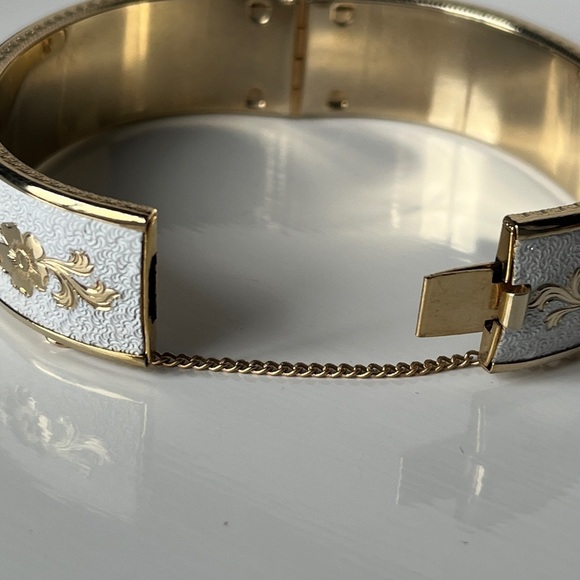 Vintage White Textured Enamel mc And Gold Flower Vine Hinged Bangle Bracelet - Picture 5 of 10